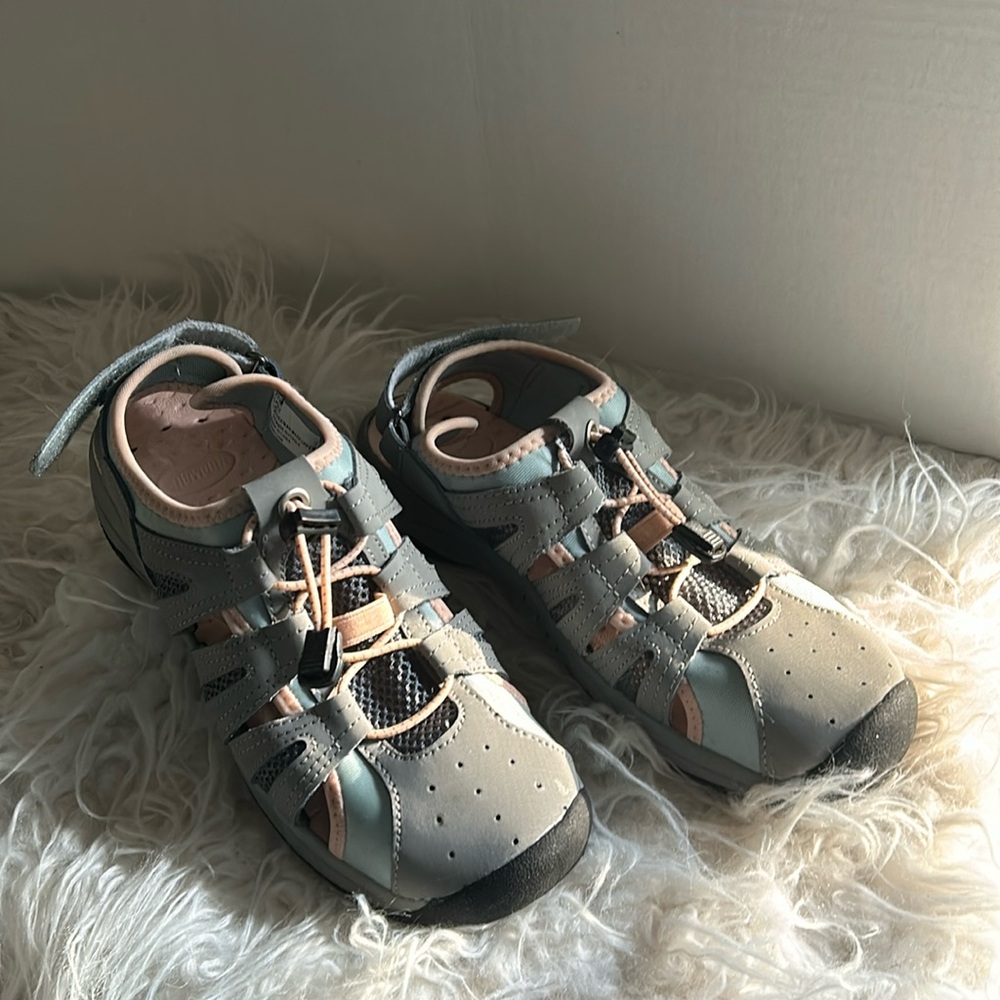 Get ready for outdoor adventure with these KHOMBU Cacey sport sandals. Size 7.5